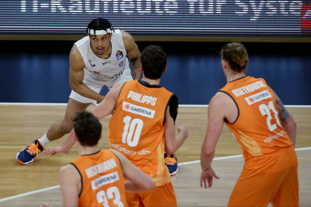 而首发五人 而首发五人